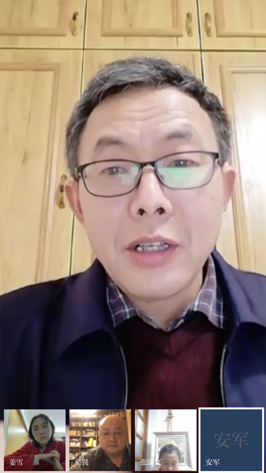 图片包含 人员, 室内, 墙壁, 橱柜描述已自动生成